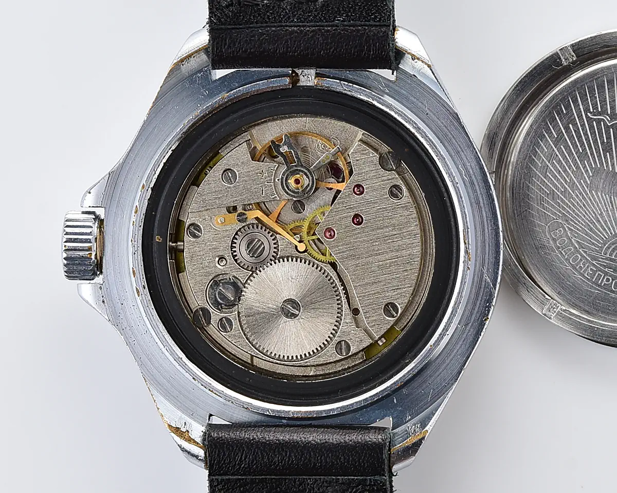 Soviet Vostok Komandirskie mechanical watch with date – blue dial, red star - Image 11