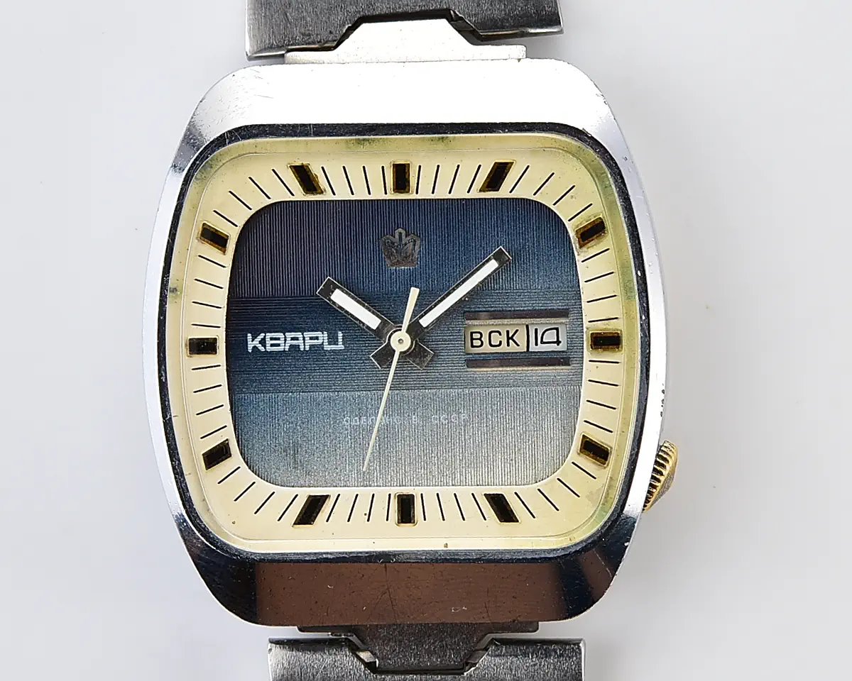 Large Soviet Poljot 3050 vintage wristwatch with quartz movement
