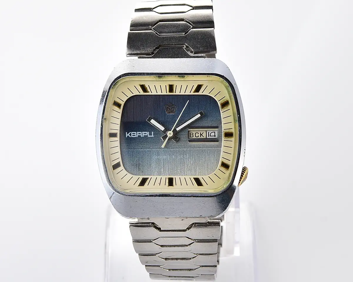 Large Soviet Poljot 3050 vintage wristwatch with quartz movement
