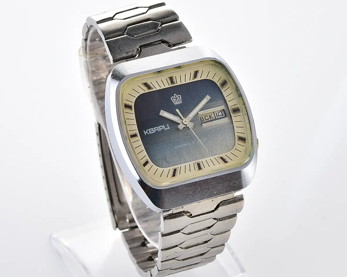 Large Soviet Poljot 3050 vintage wristwatch with quartz movement