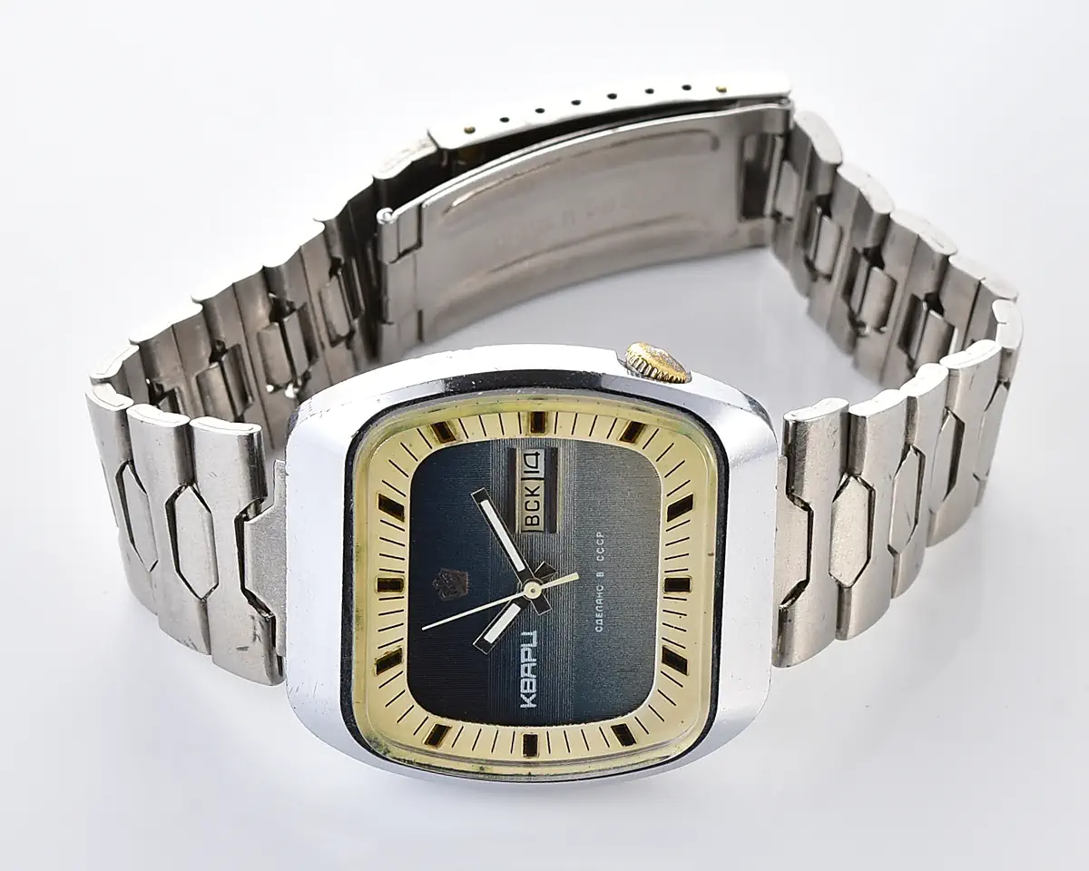 Large Soviet Poljot 3050 vintage wristwatch with quartz movement
