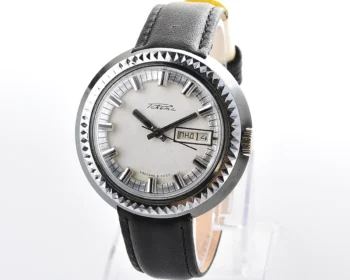 Vintage Soviet Raketa mechanical watch with day / date calendar, silver dial