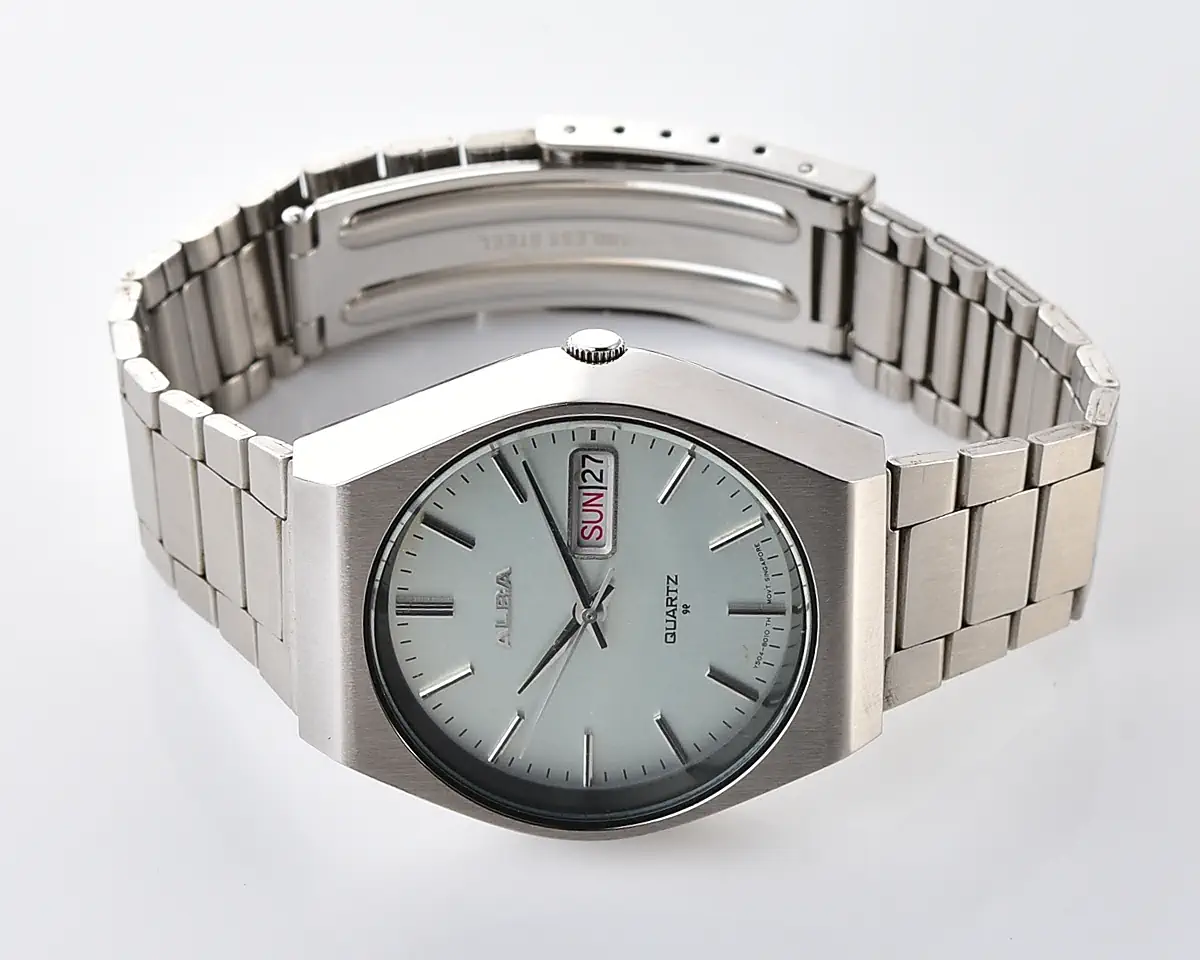Vintage Alba Quartz Day-Date – Pale Blue Dial, English/Kanji from September 1979 - Image 5