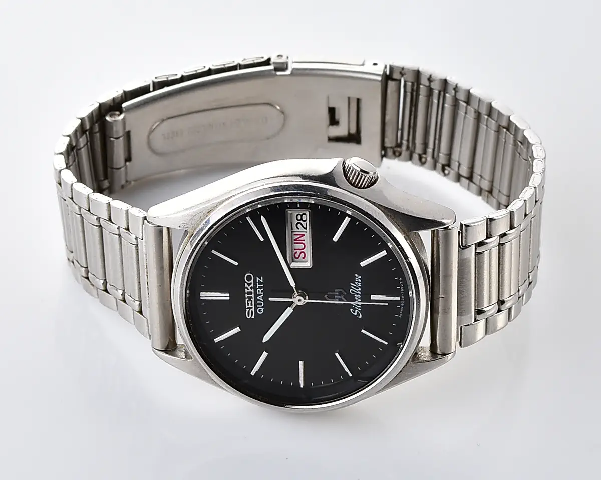 Vintage Seiko SilverWave Quartz – Black Dial Day-Date from November 1980 - Image 5