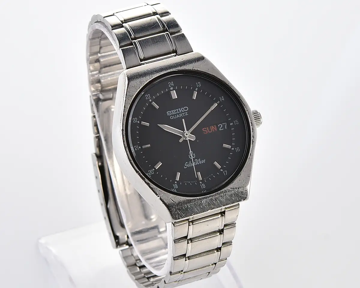 Vintage Seiko SilverWave Quartz – Black Dial 24-Hour Day-Date from October 1980 - Image 3