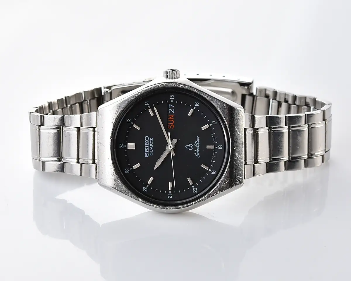 Vintage Seiko SilverWave Quartz – Black Dial 24-Hour Day-Date from October 1980 - Image 5