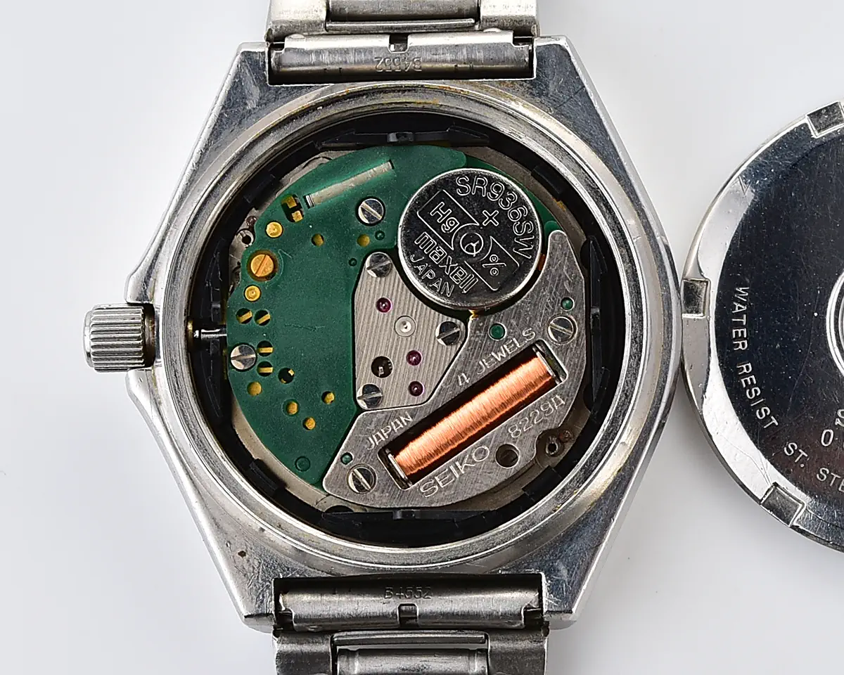 Vintage Seiko SilverWave Quartz – Black Dial 24-Hour Day-Date from October 1980 - Image 14