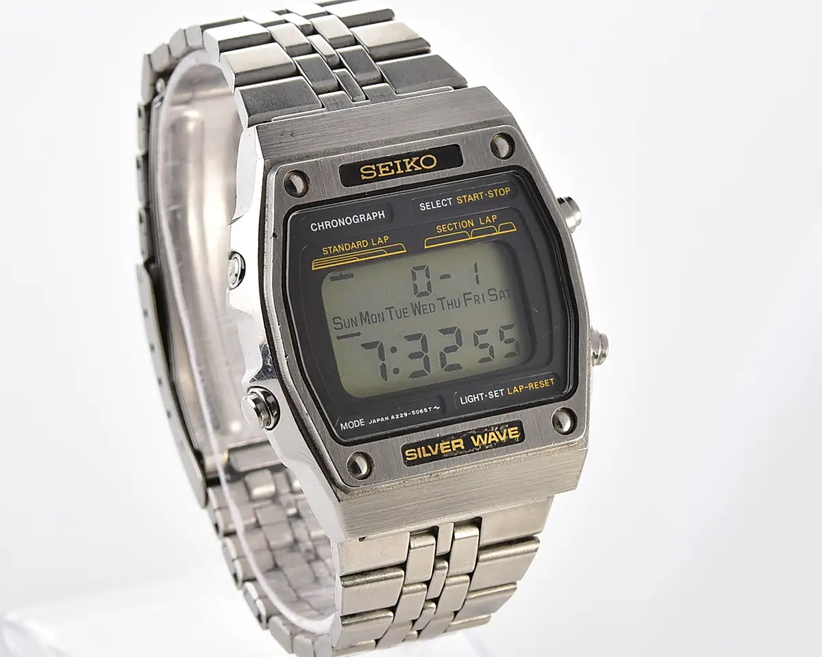 Vintage Seiko Silver Wave – Digital LCD Chronograph from August 1979 - Image 3