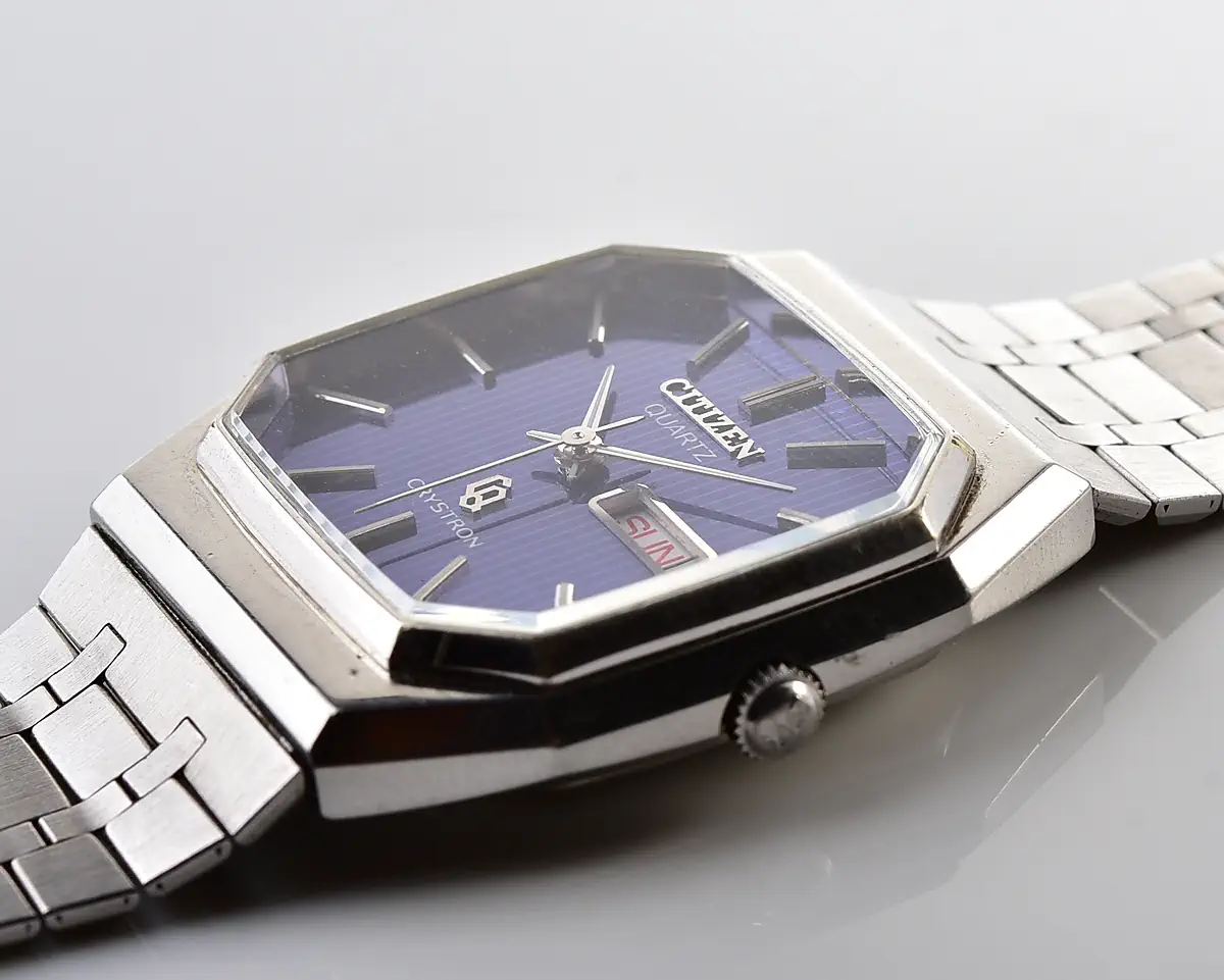 Vintage Citizen Crystron Quartz – Blue Pinstripe Octagonal Day-Date from May 1977 - Image 10