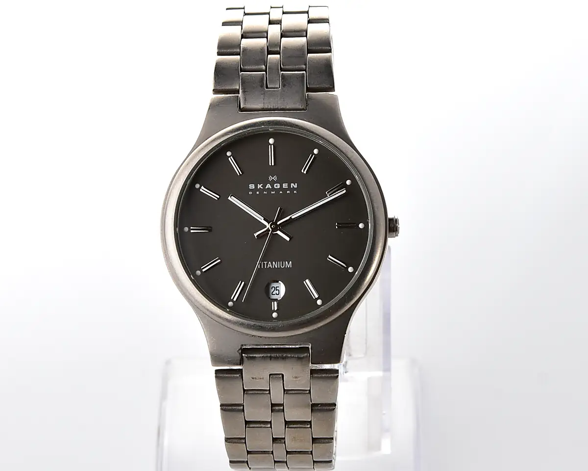 Vintage Skagen Slimline Titanium – Charcoal Matte Dial Date Quartz from the 2000s - Image 2