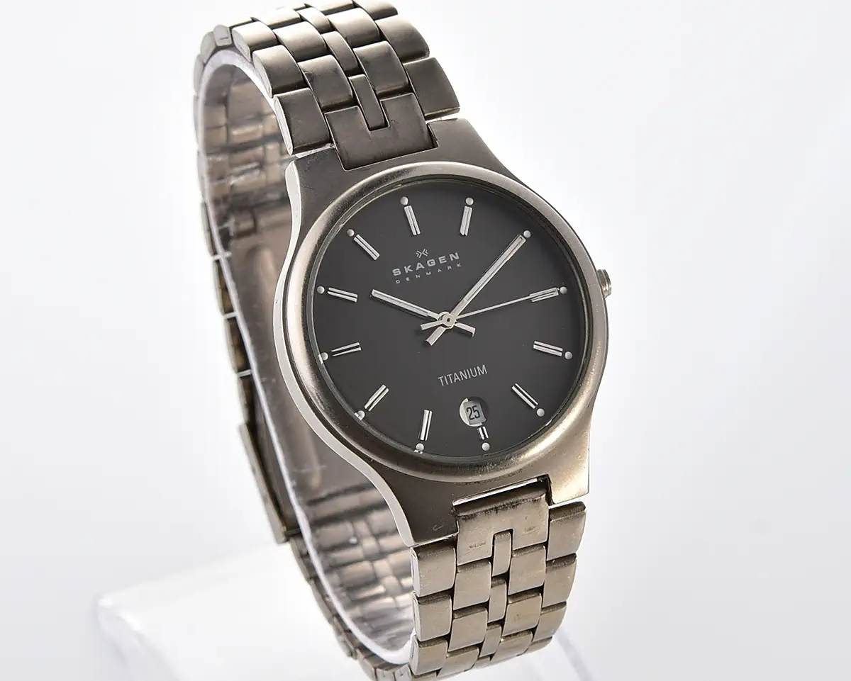 Vintage Skagen Slimline Titanium – Charcoal Matte Dial Date Quartz from the 2000s - Image 3