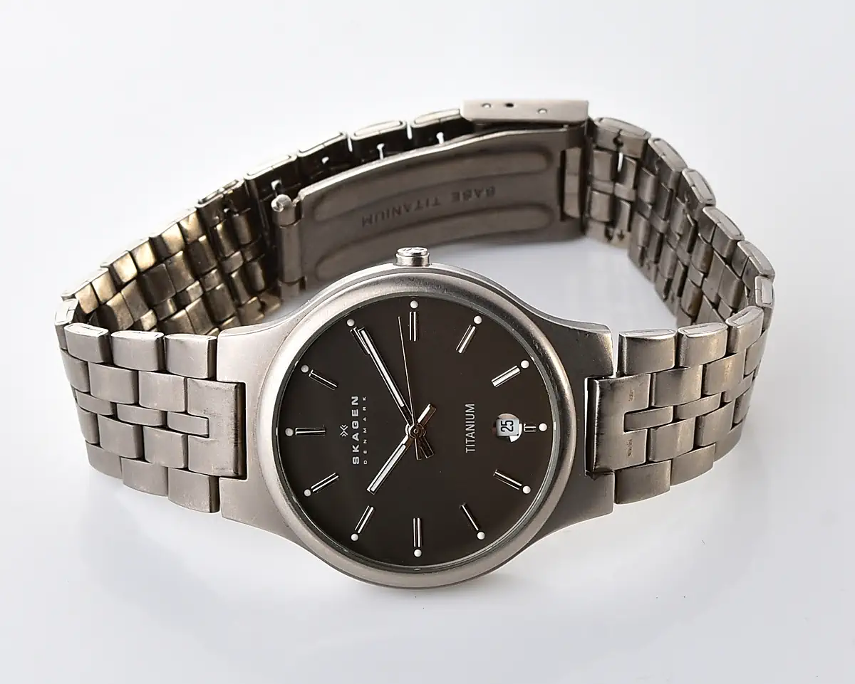 Vintage Skagen Slimline Titanium – Charcoal Matte Dial Date Quartz from the 2000s - Image 5