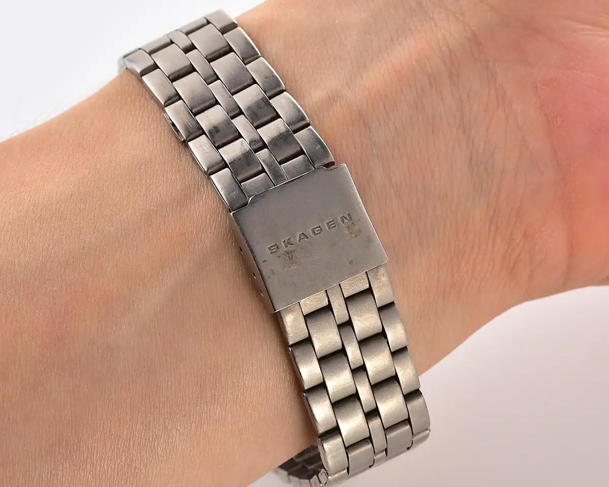 Vintage Skagen Slimline Titanium – Charcoal Matte Dial Date Quartz from the 2000s - Image 8