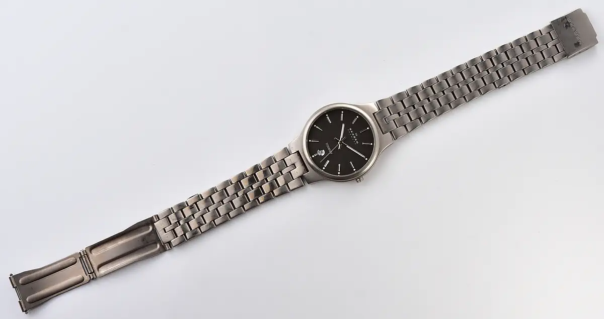 Vintage Skagen Slimline Titanium – Charcoal Matte Dial Date Quartz from the 2000s - Image 10