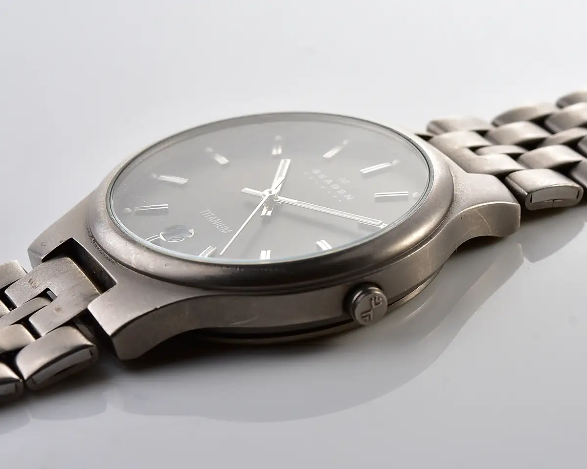 Vintage Skagen Slimline Titanium – Charcoal Matte Dial Date Quartz from the 2000s - Image 11