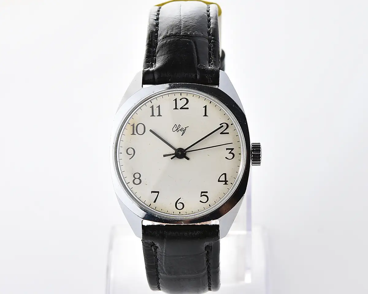 Soviet Svet "Light" vintage mechanical watch with white Arabic dial and cushion case, 1970s–80s - Image 2