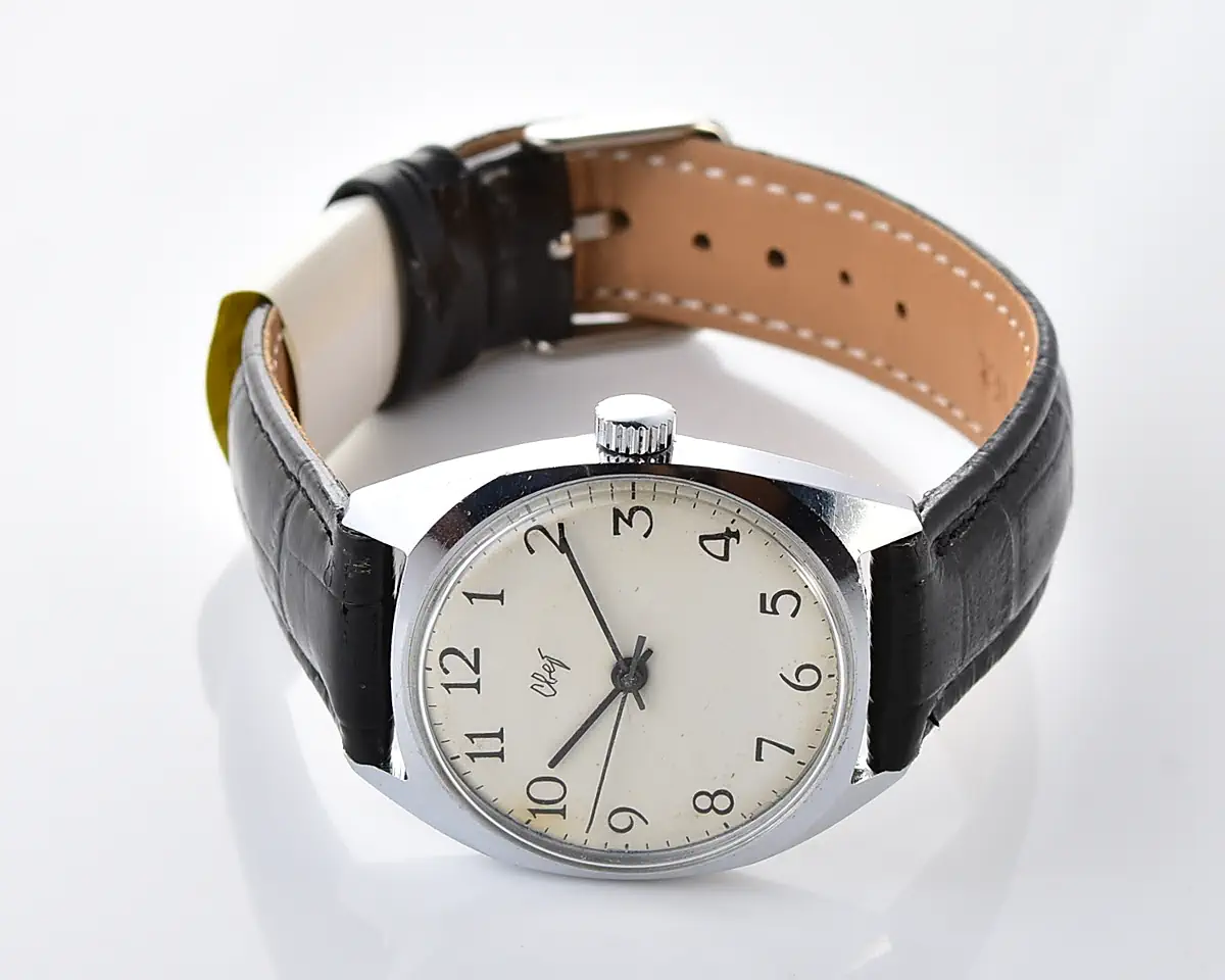 Soviet Svet "Light" vintage mechanical watch with white Arabic dial and cushion case, 1970s–80s - Image 6