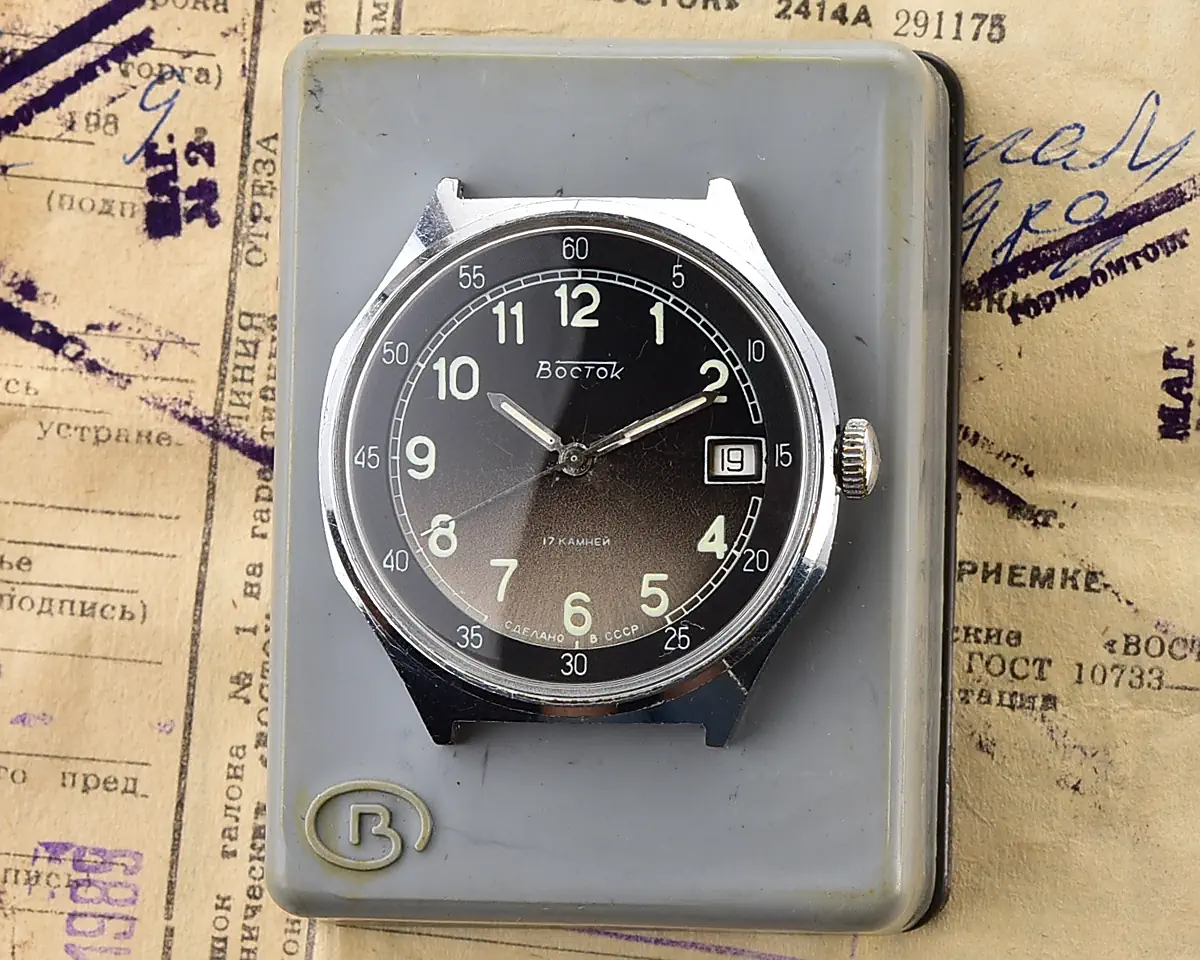 Soviet Wostok (Vostok) mechanical watch with gradient dial & date - complete with box & passport, from November 1989 - Image 2