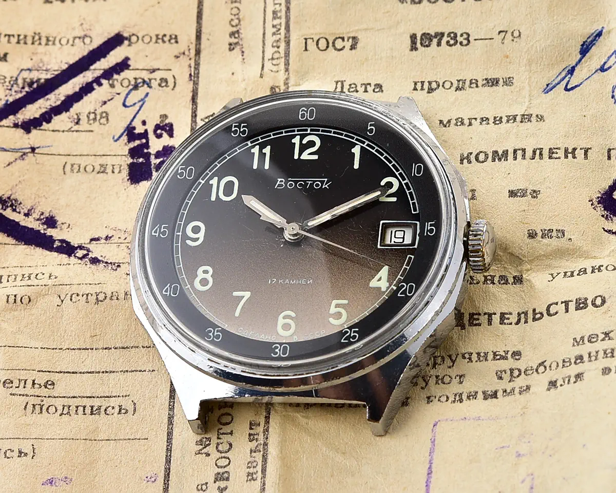 Soviet Wostok (Vostok) mechanical watch with gradient dial & date - complete with box & passport, from November 1989 - Image 3