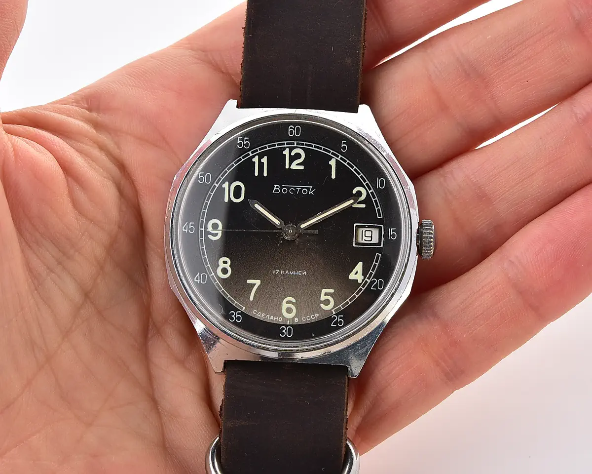 Soviet Wostok (Vostok) mechanical watch with gradient dial & date - complete with box & passport, from November 1989 - Image 8