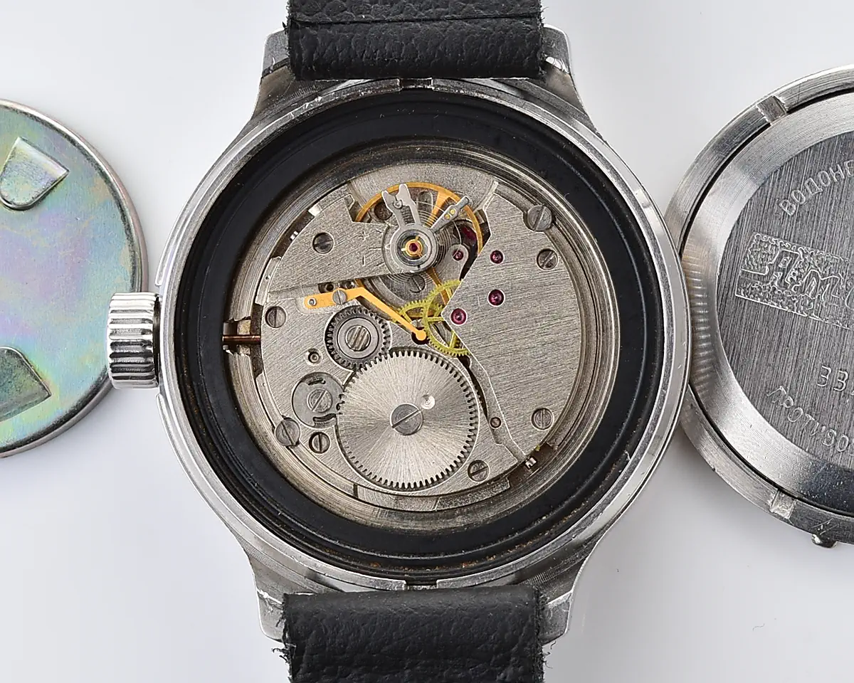 Soviet Vostok Amphibia mechanical watch – champagne dial, Roman numerals - Image 10