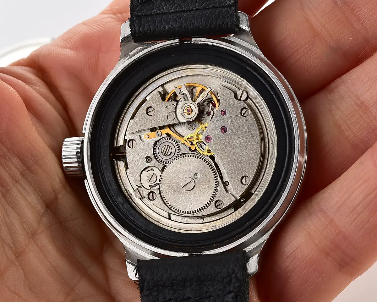 Soviet Vostok Amphibia mechanical watch – champagne dial, Roman numerals - Image 11