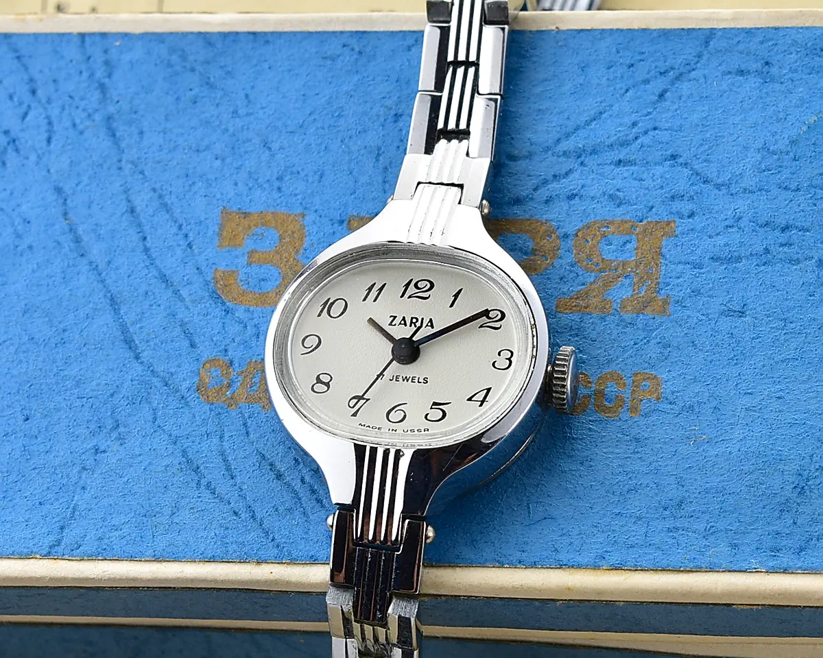 Vintage Zaria Soviet mechanical watch for ladies with bracelet and box - Image 4