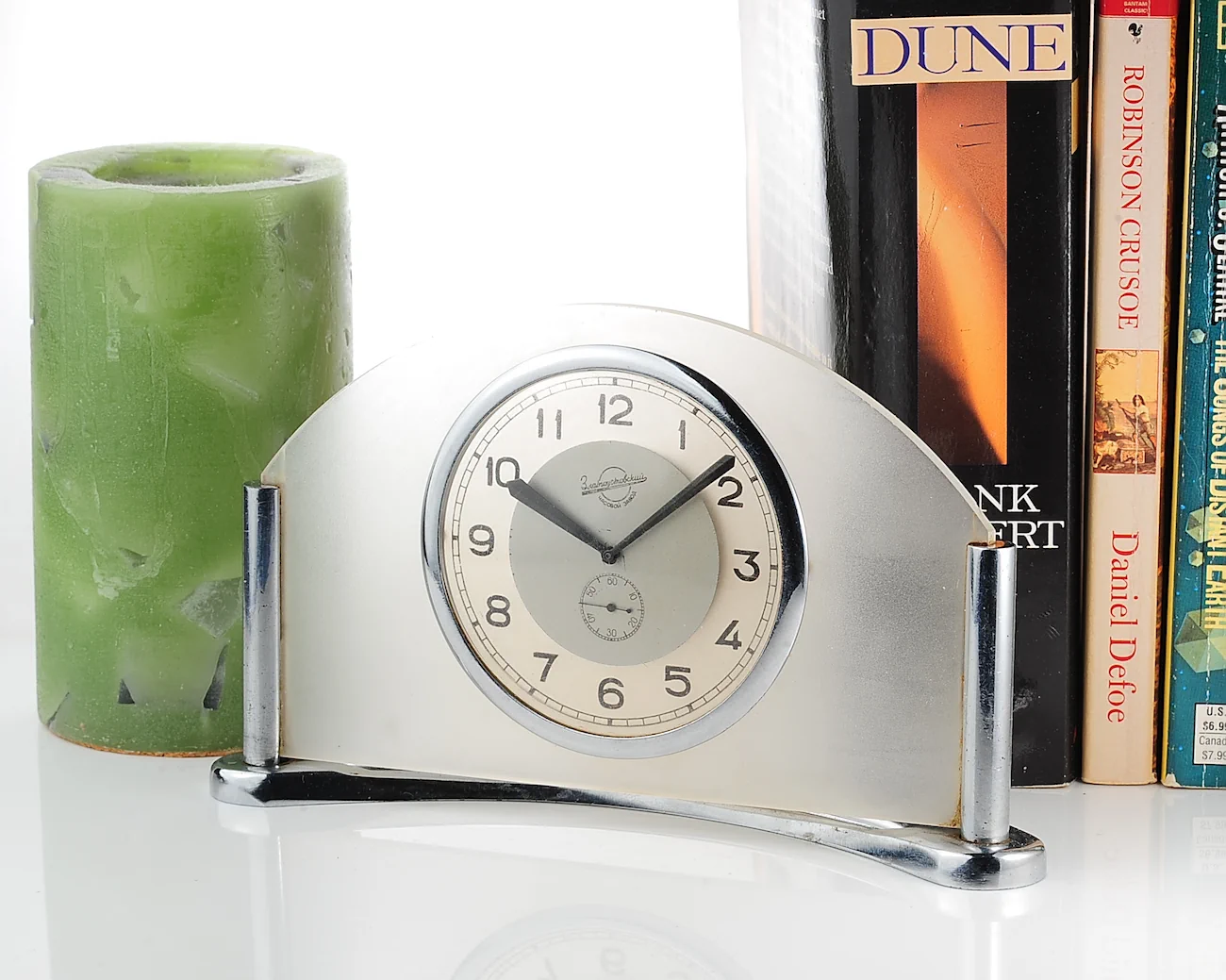 Zlatoust vintage Soviet mechanical table clock in Art Deco arched frosted glass body, from the 1950s - Image 3