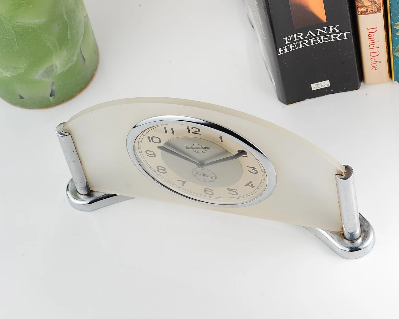 Zlatoust vintage Soviet mechanical table clock in Art Deco arched frosted glass body, from the 1950s - Image 8