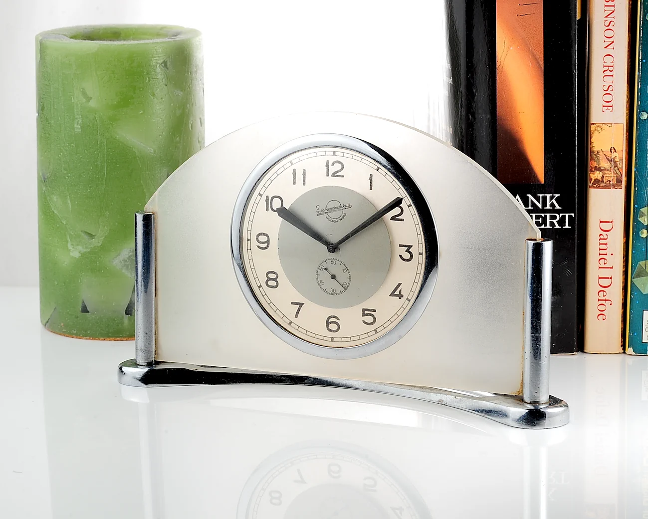 Zlatoust vintage Soviet mechanical table clock in Art Deco arched frosted glass body, from the 1950s