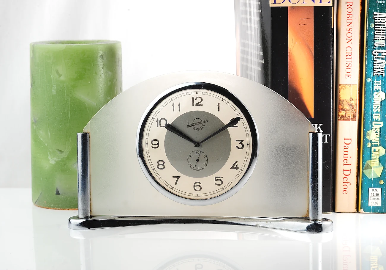 Zlatoust vintage Soviet mechanical table clock in Art Deco arched frosted glass body, from the 1950s - Image 2