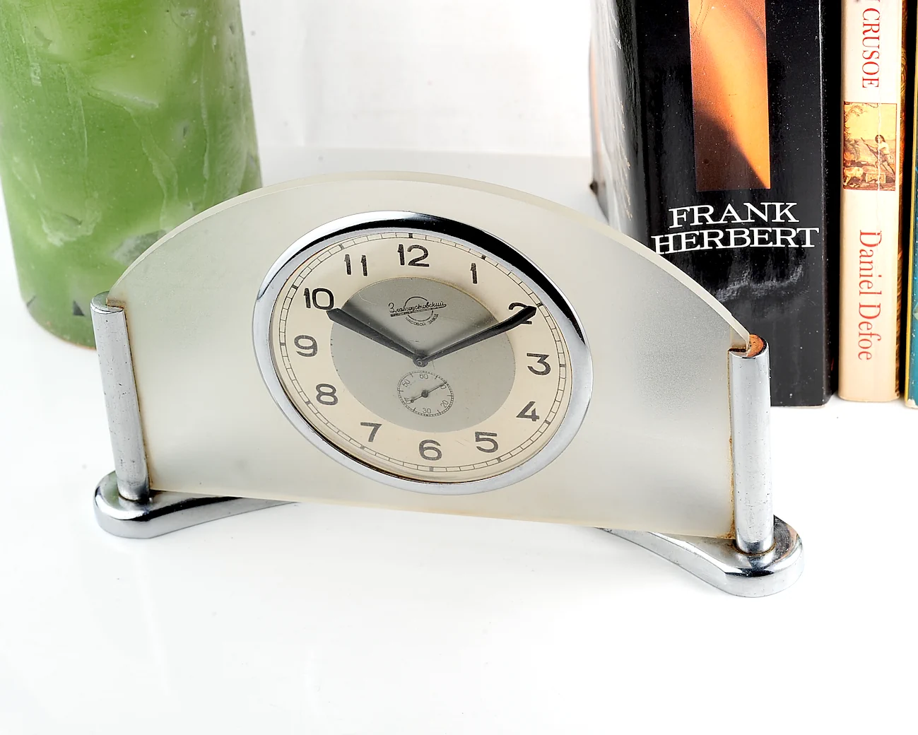Zlatoust vintage Soviet mechanical table clock in Art Deco arched frosted glass body, from the 1950s - Image 4