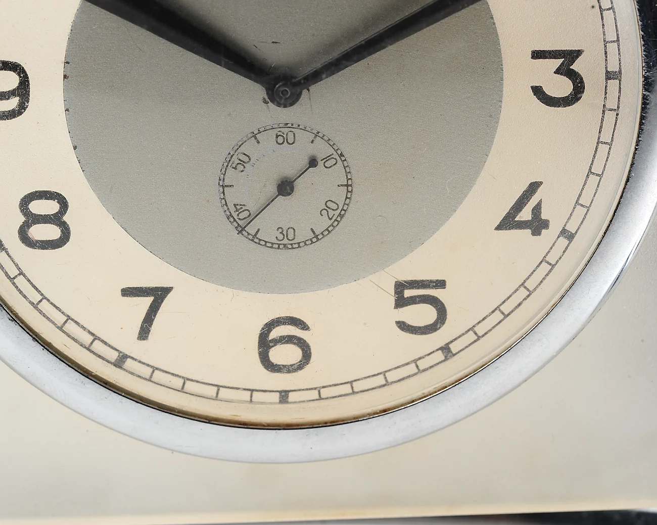 Zlatoust vintage Soviet mechanical table clock in Art Deco arched frosted glass body, from the 1950s - Image 10