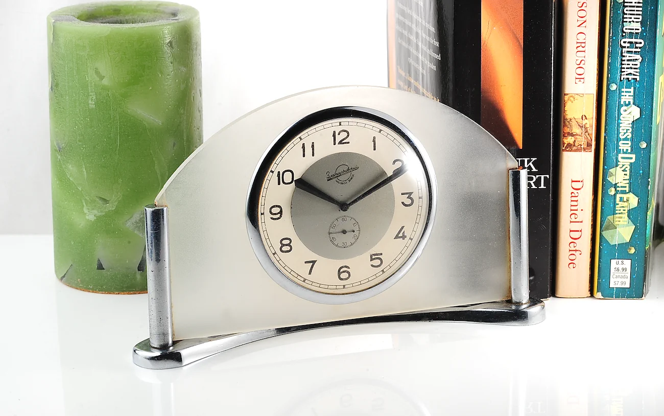 Zlatoust vintage Soviet mechanical table clock in Art Deco arched frosted glass body, from the 1950s - Image 6