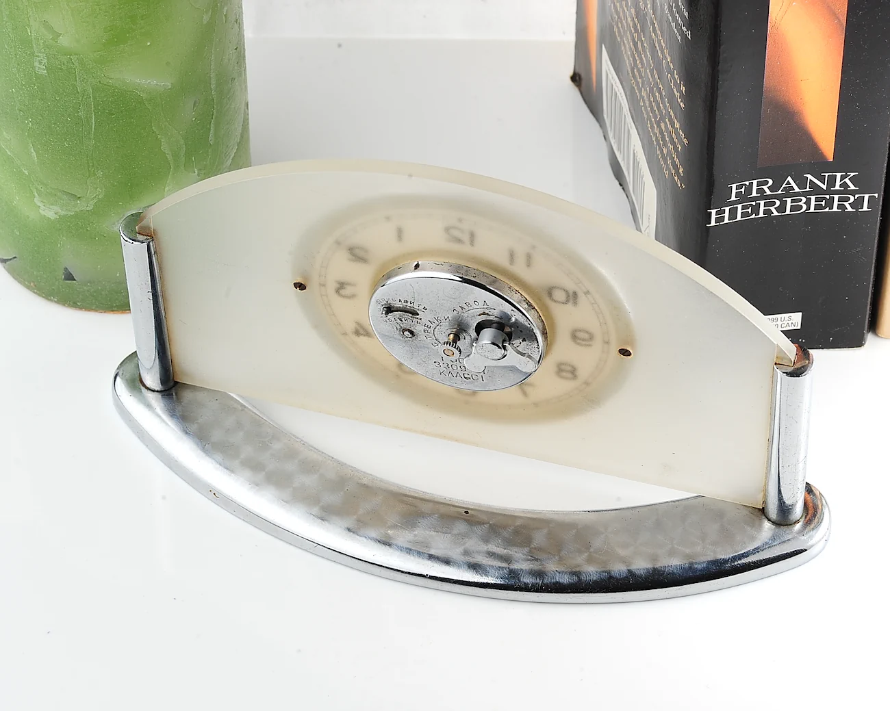 Zlatoust vintage Soviet mechanical table clock in Art Deco arched frosted glass body, from the 1950s - Image 13