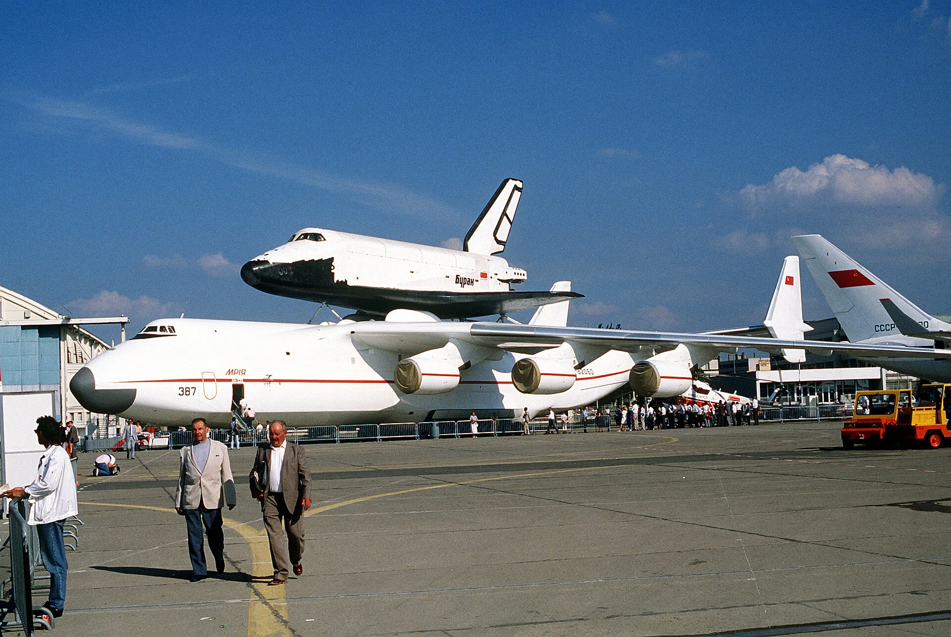 Mriya An-225 carrying Buran, Le Bourget 1989 Antonov An-225 Mriya carrying the Buran shuttle, Paris Air Show 1989