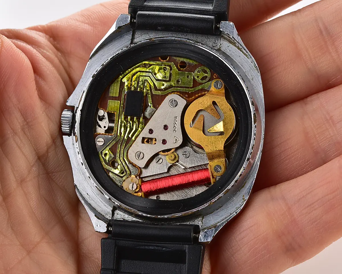 Vintage Soviet Chaika quartz watch – black dial, cushion TV case, from the 1980s - Image 13