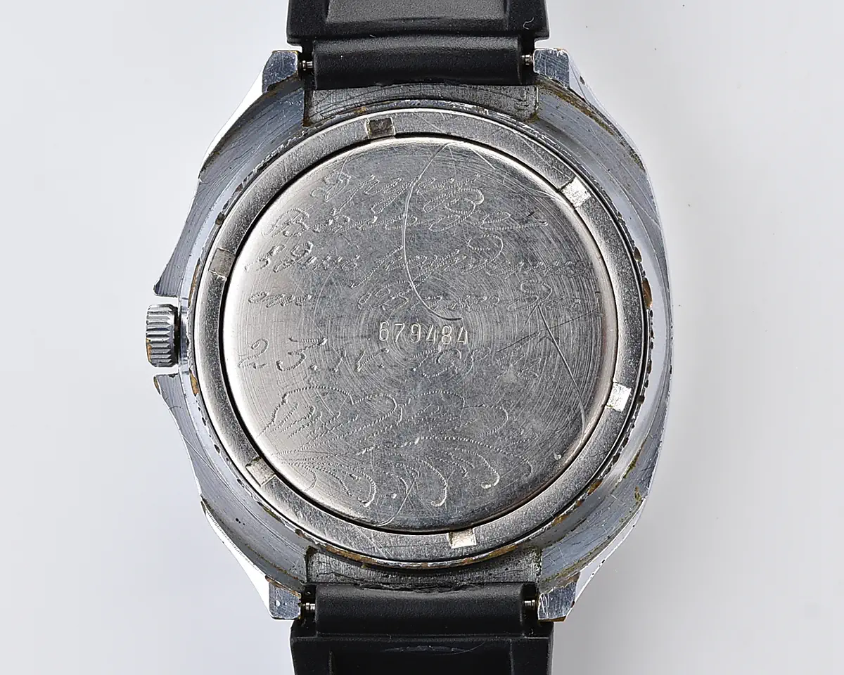 Vintage Soviet Chaika quartz watch – black dial, cushion TV case, from the 1980s - Image 11