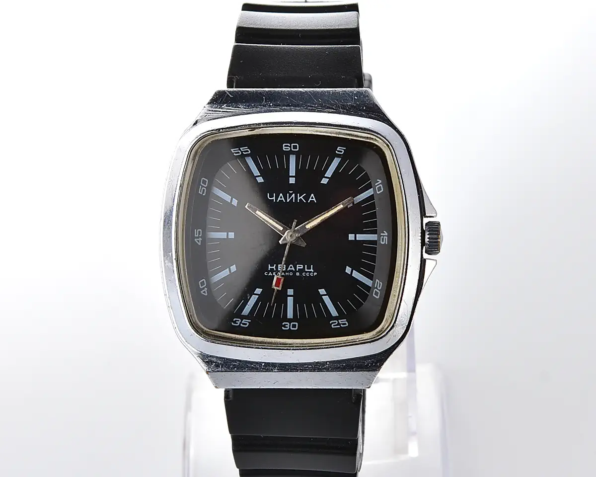 Vintage Soviet Chaika quartz watch – black dial, cushion TV case, from the 1980s - Image 2