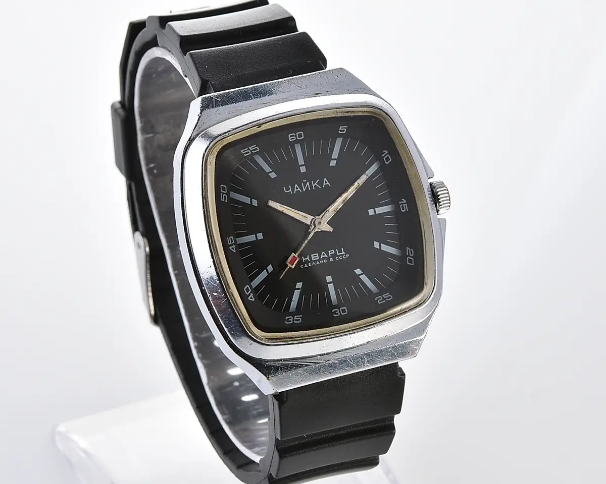 Vintage Soviet Chaika quartz watch – black dial, cushion TV case, from the 1980s - Image 3