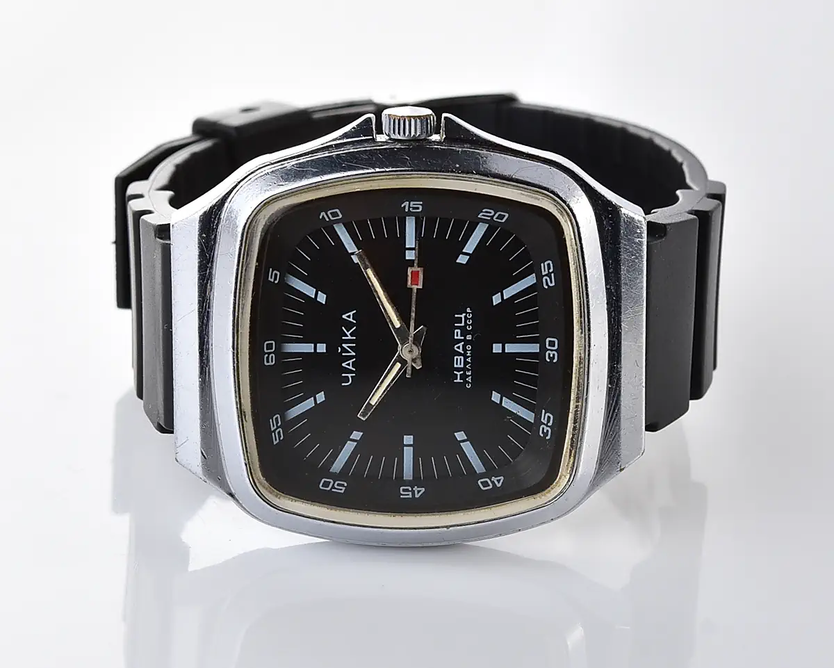 Vintage Soviet Chaika quartz watch – black dial, cushion TV case, from the 1980s - Image 8