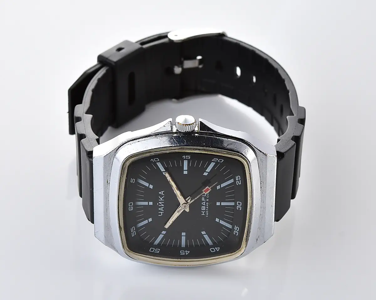 Vintage Soviet Chaika quartz watch – black dial, cushion TV case, from the 1980s - Image 9