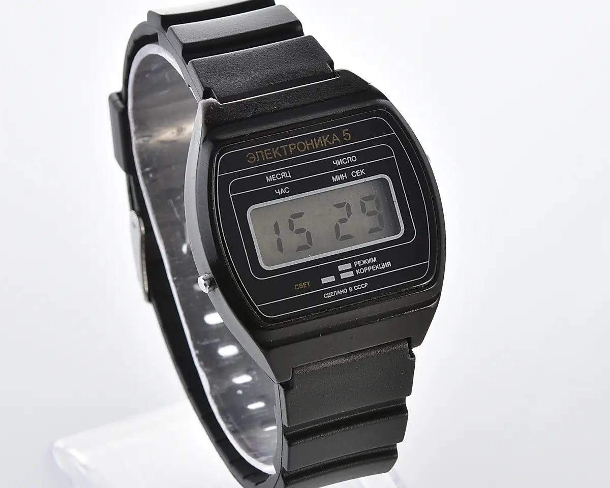 Vintage USSR digital watch Electronika 5 in plastic body - nearly weightless! - Image 3