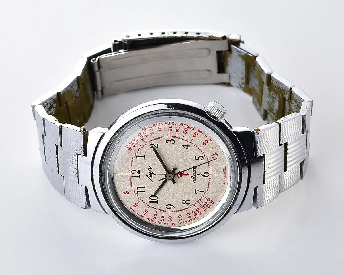 Vintage Soviet Luch "Medicine" quartz watch – with pulse scale! - Image 8