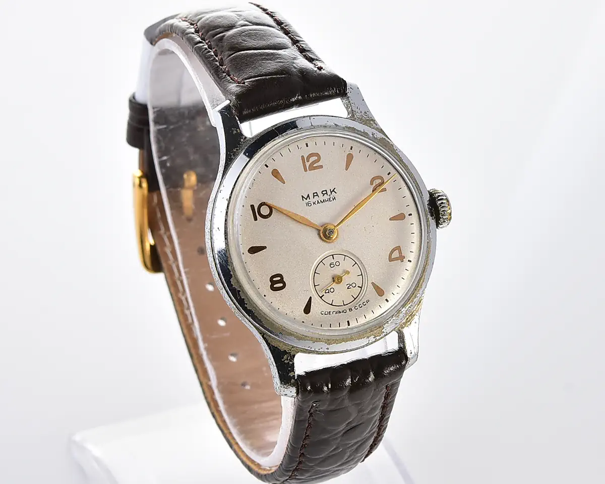 Vintage Soviet Mayak mechanical watch in hermetic case, 1MChZ, from 1950s - Image 3