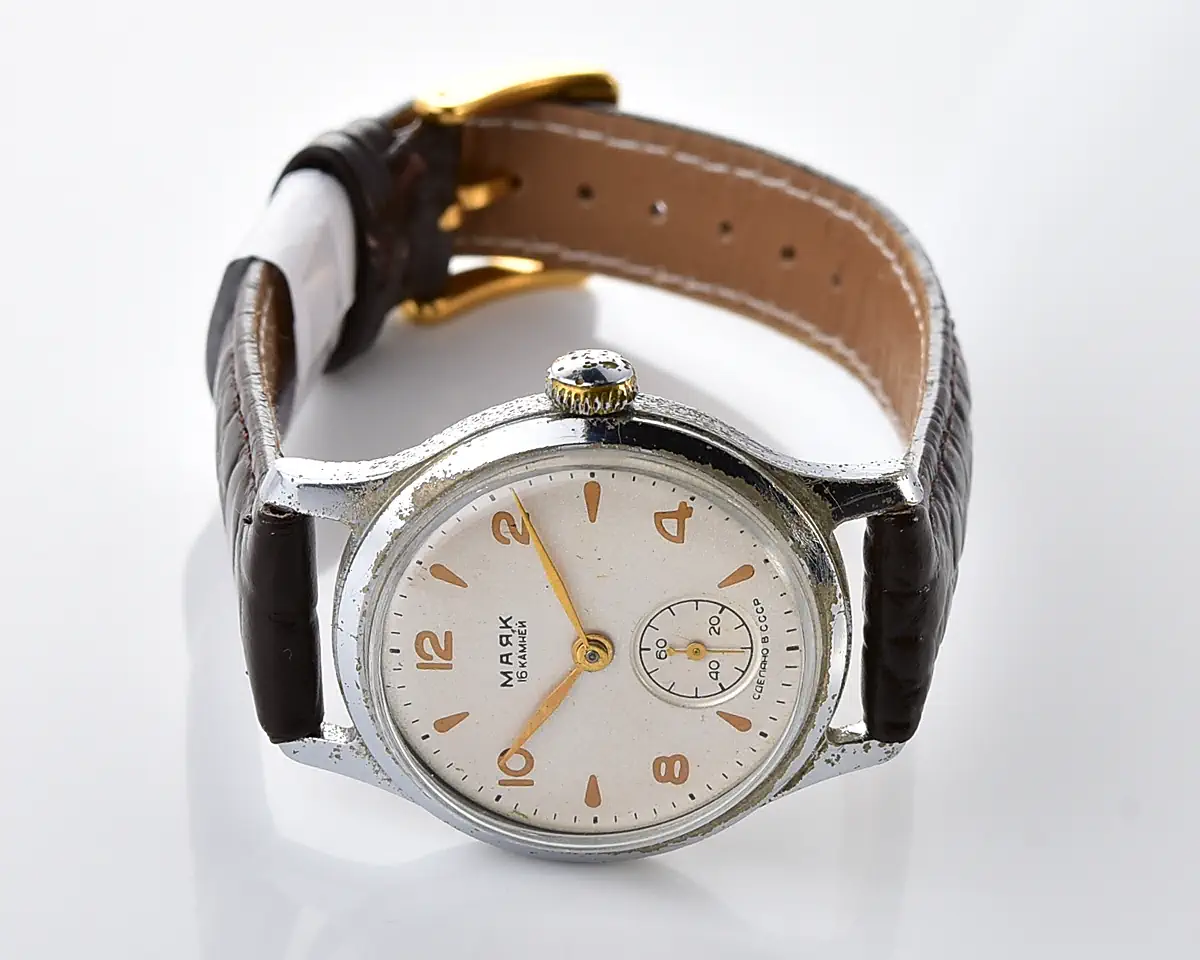 Vintage Soviet Mayak mechanical watch in hermetic case, 1MChZ, from 1950s - Image 5