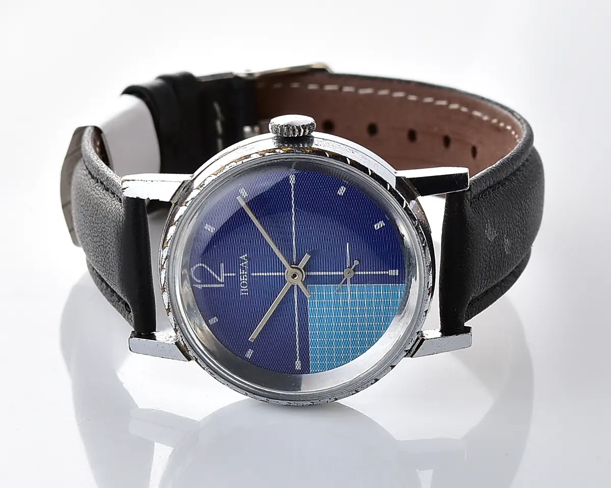 Vintage Soviet Pobeda mechanical watch, ZiM factory – blue textured dial with turquoise grid quadrant and small seconds, from the 1970s-80s - Image 5