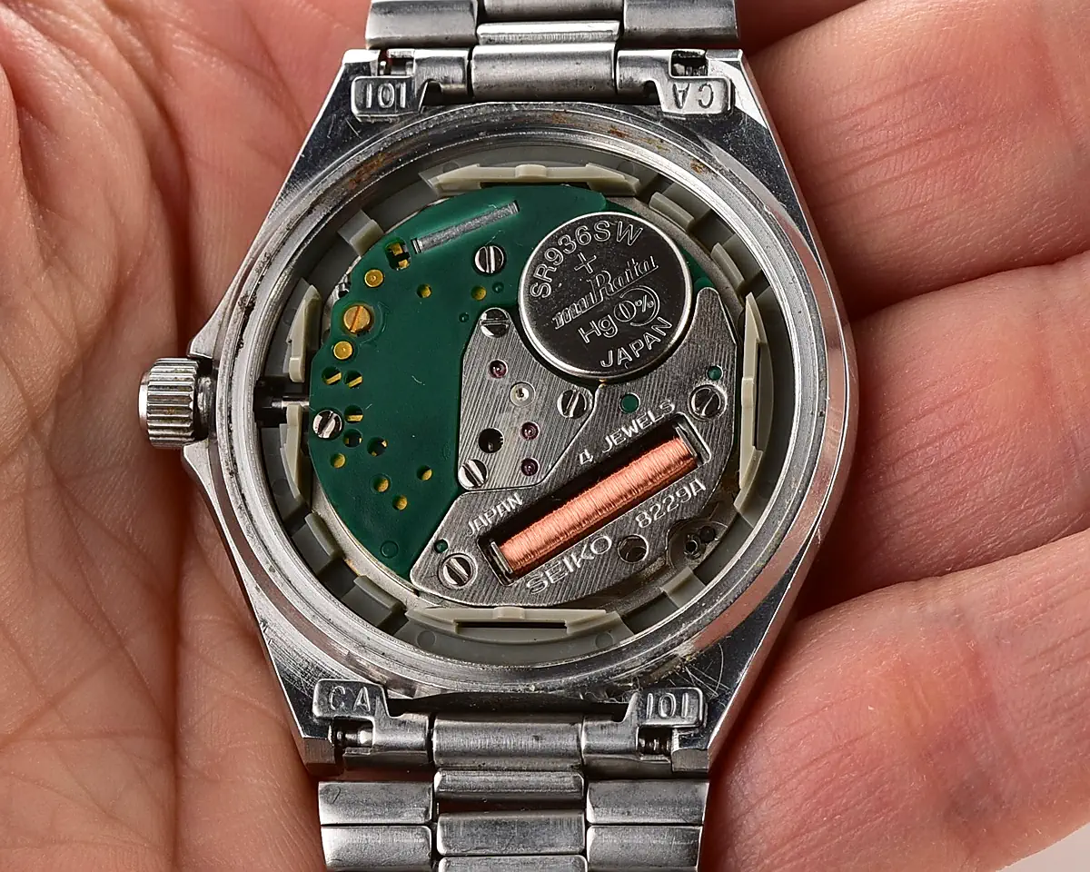 Vintage Seiko SilverWave Quartz – Navy Blue Dial Day-Date from December 1982 - Image 17