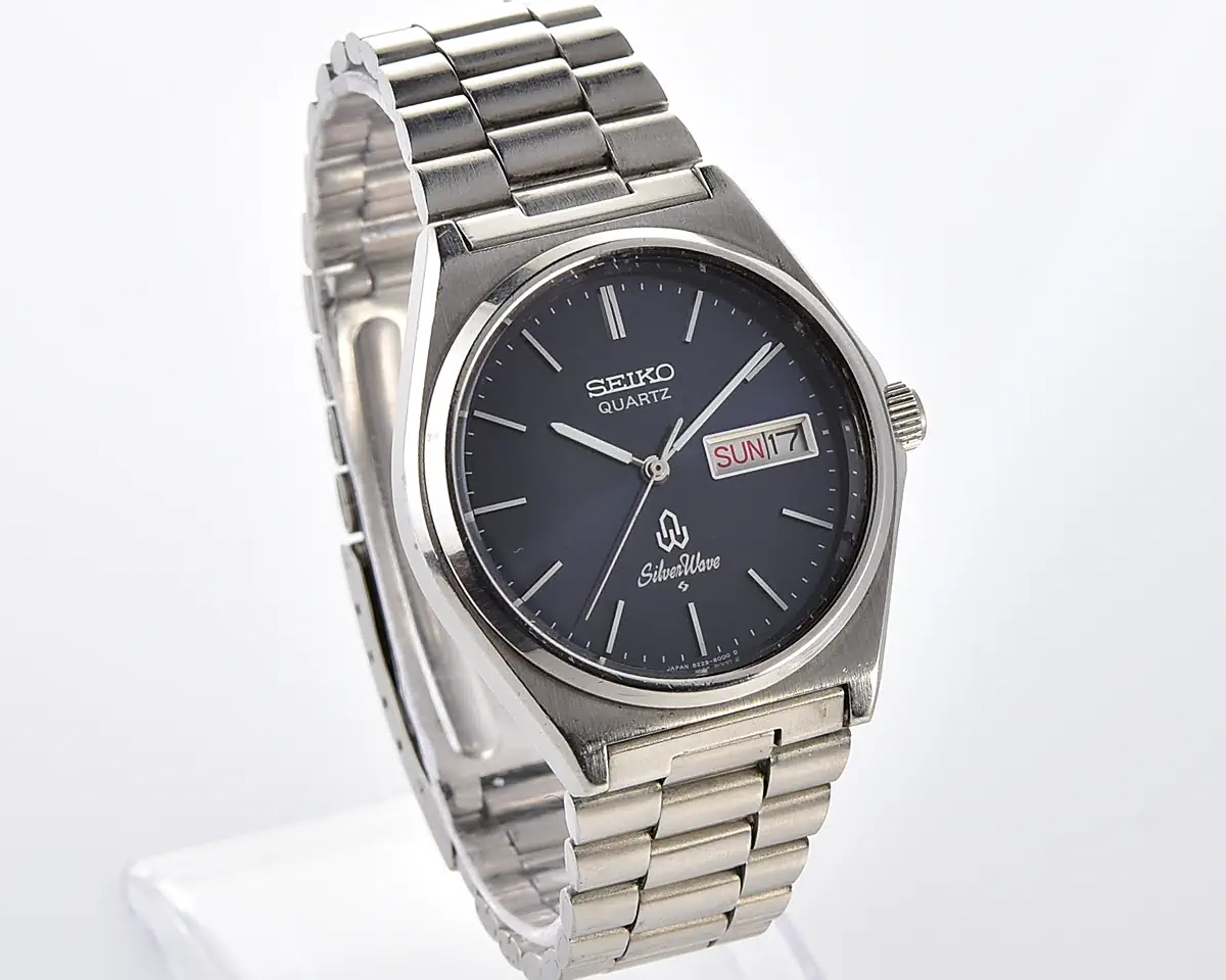 Vintage Seiko SilverWave Quartz – Navy Blue Dial Day-Date from December 1982 - Image 3