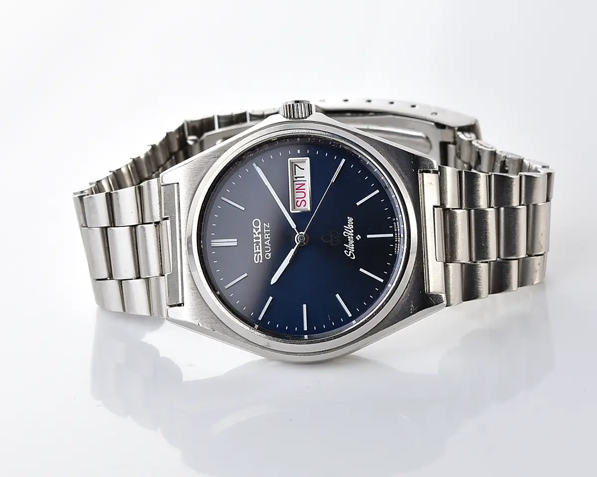 Vintage Seiko SilverWave Quartz – Navy Blue Dial Day-Date from December 1982 - Image 5